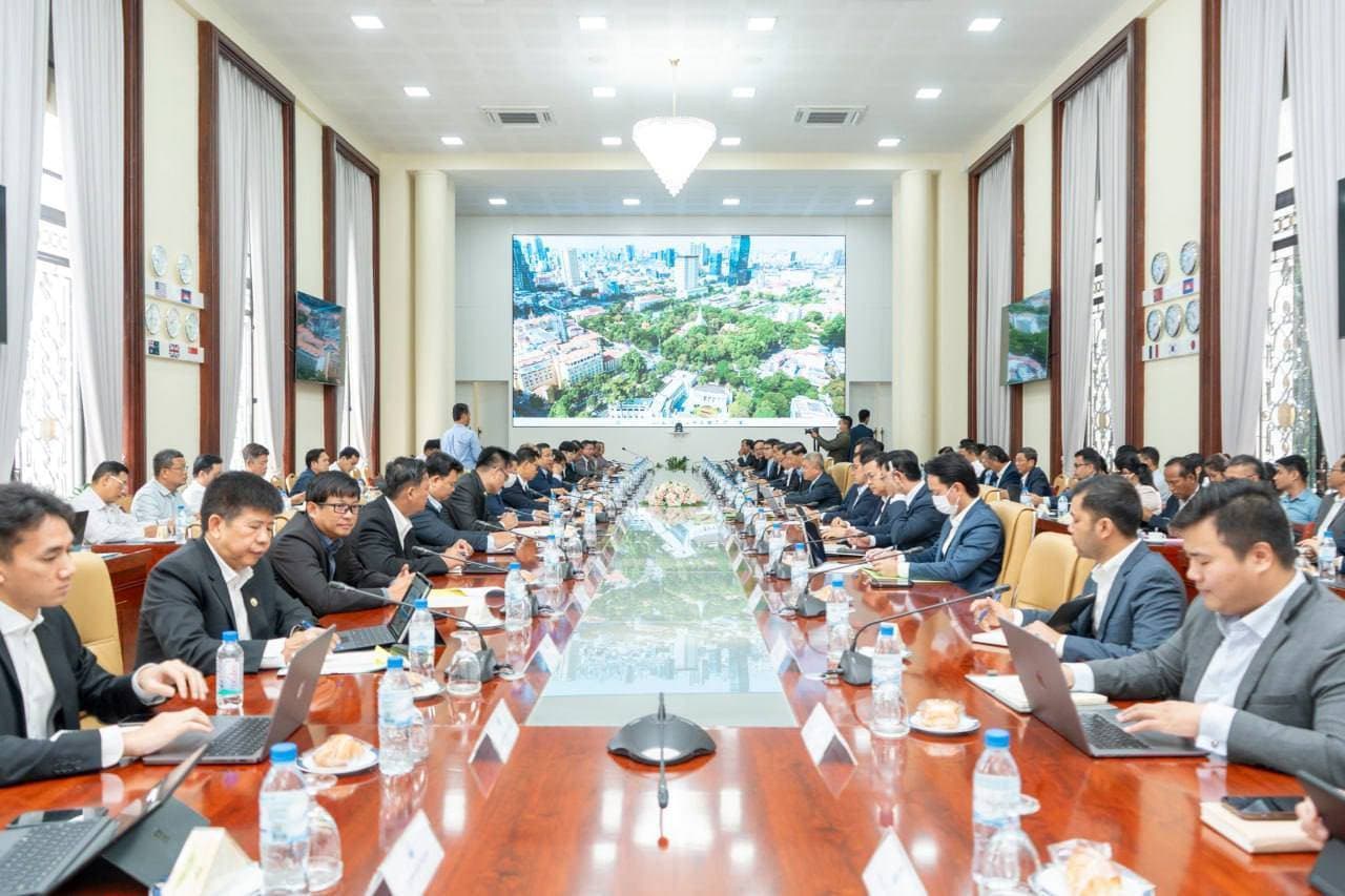 កិច្ចប្រជុំច្រកចេញ-ចូលតែមួយ” លើកទី៩ ក្នុងឆ្នាំ២០២៥ ត្រូវបានរៀបចំឡើងដើម្បីពិនិត្យពិភាក្សាលើសំណើសុំចុះបញ្ជីគម្រោងវិនិយោគមានលក្ខណៈសម្បត្តិគ្រប់គ្រាន់ចំនួន១២គម្រោង។