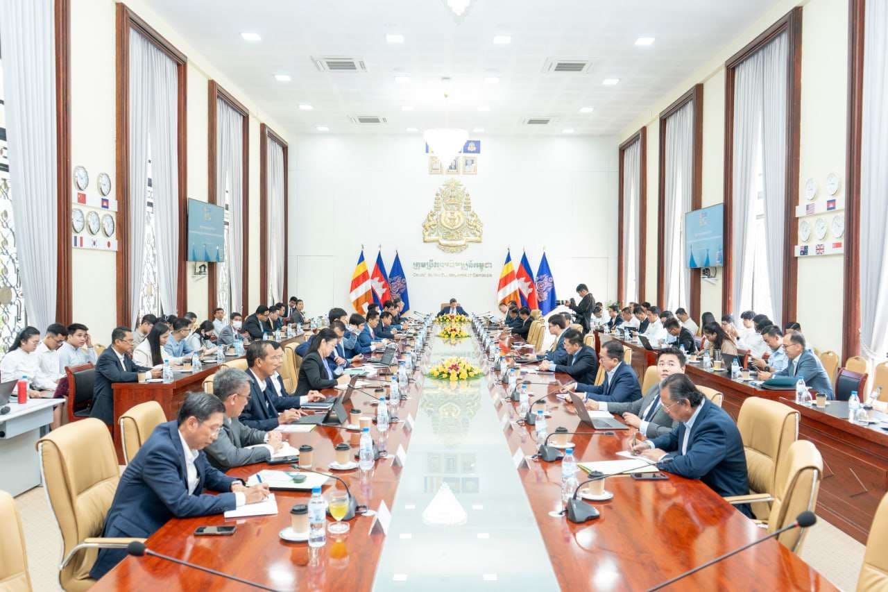 ទីស្ដីការក្រុមប្រឹក្សាអភិវឌ្ឍន៍កម្ពុជា ឯកឧត្តម ស៊ុន ចាន់ថុល ឧបនាយករដ្ឋមន្រ្តី អនុប្រធានទី១ ក.អ.ក. និងជាប្រធានគណៈកម្មាធិការប្រតិបត្តិដឹកនាំការអនុវត្តផែនទីបង្ហាញផ្លូវការអភិវឌ្ឍវិស័យយានយន្ត និងអេឡិចត្រូនិកកម្ពុជា បានអញ្ជើញជាអធិបតីដ៏ខ្ពង់ខ្ពស់ដឹកនាំកិច្ចប្រជុំលើកទី២ នៃគណៈកម្មាធិការប្រតិបត្តិ បន្ទាប់ពីបានប្រារព្ធកិច្ចប្រជុំលើកទី១ នៅថ្ងៃទី២៩ ខែសីហា ឆ្នាំ២០២៤ កន្លងទៅ។