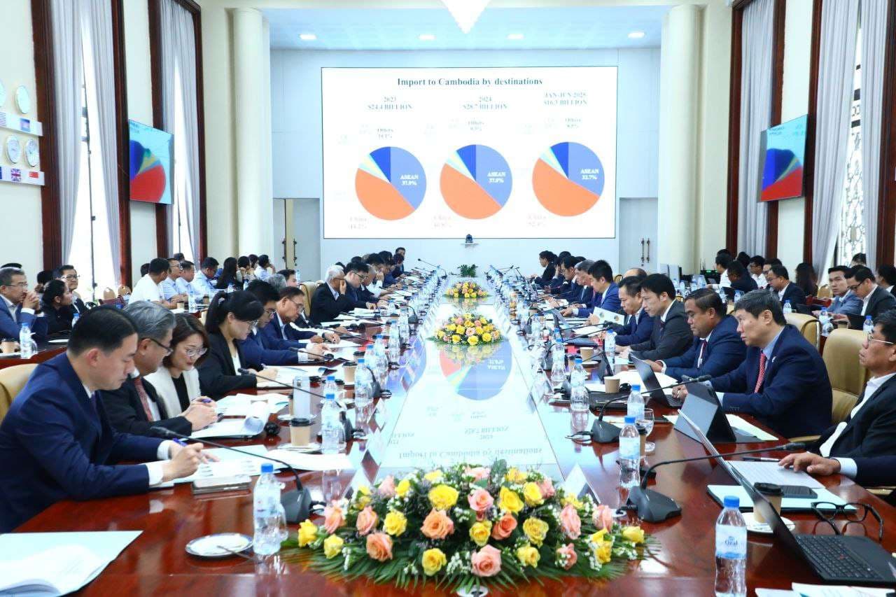 កិច្ចប្រជុំពិភាក្សាការងារស្តីពីវឌ្ឍនភាពនៃការអភិវឌ្ឍតំបន់សេដ្ឋកិច្ចពិសេស និងទិសដៅការងារបន្តក្នុងការអភិវឌ្ឍតំបន់ជាមួយគំនិតផ្តួចផ្តើមបង្កើតតំបន់ឧស្សាហកម្មប្រមូលផ្តុំ